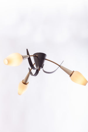 1950er Jahre Deckenlampe mit 3 cremefarbenen Glasschirmen