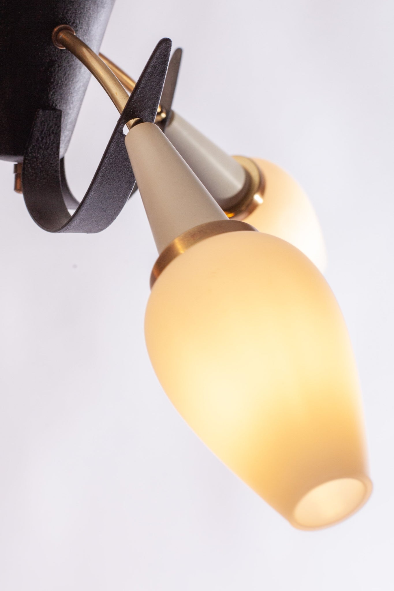 1950er Jahre Deckenlampe mit 3 cremefarbenen Glasschirmen